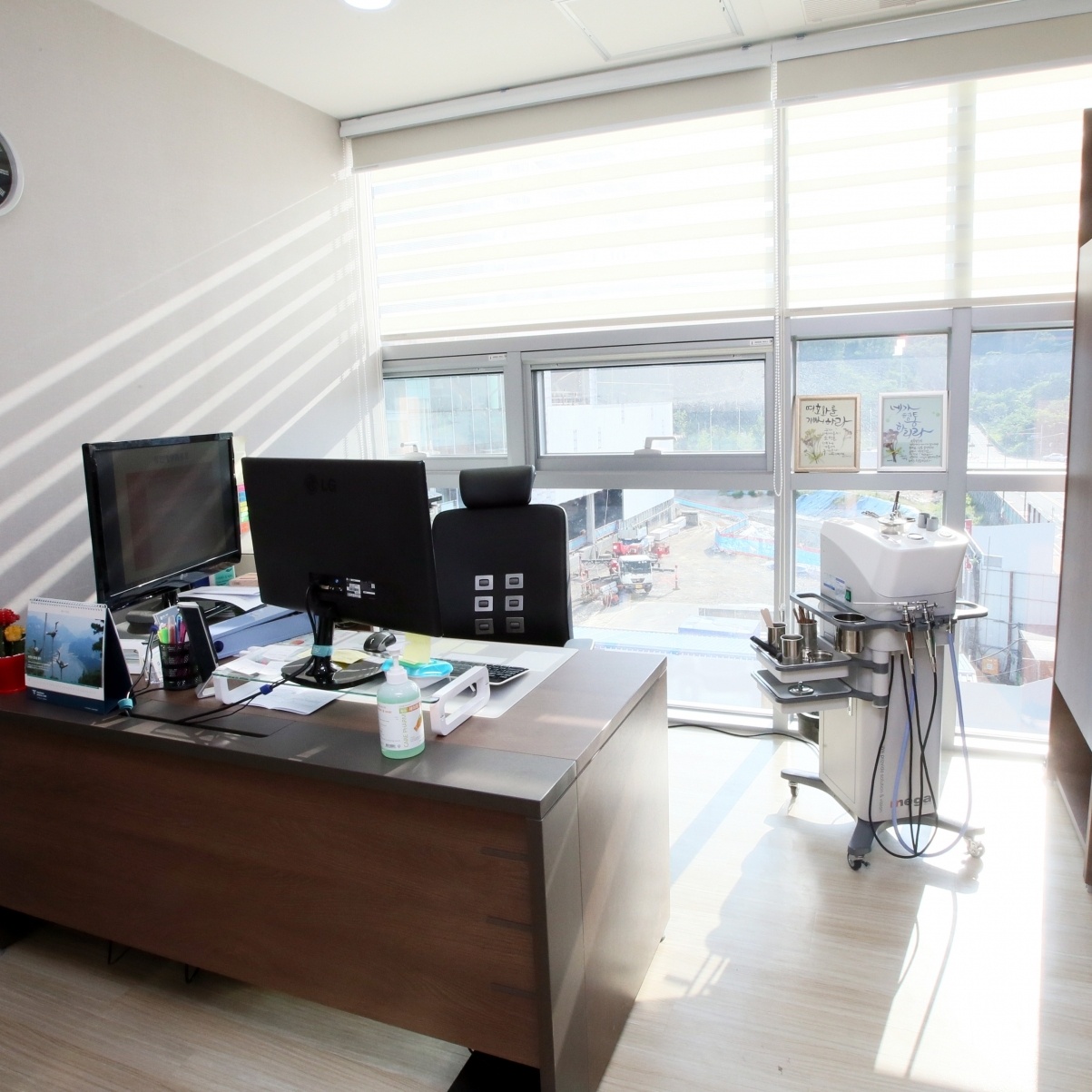 연세윤내과 진료실.jpeg