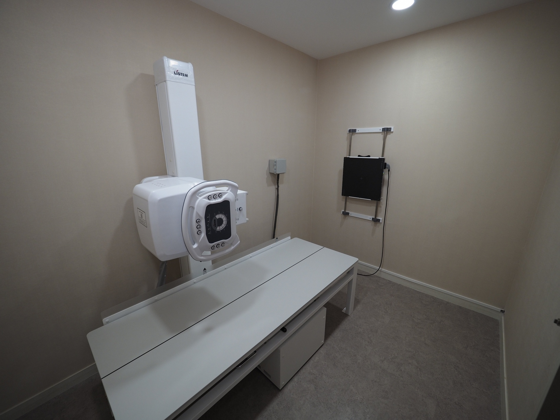 연세윤내과 엑스레이실.jpeg